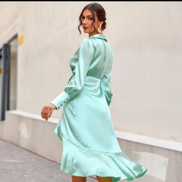 * *SALE* Overlap Collar Ruffle Trim Bishop Sleeve Satin Dress size 8/10 medium - Picture 2 of 2